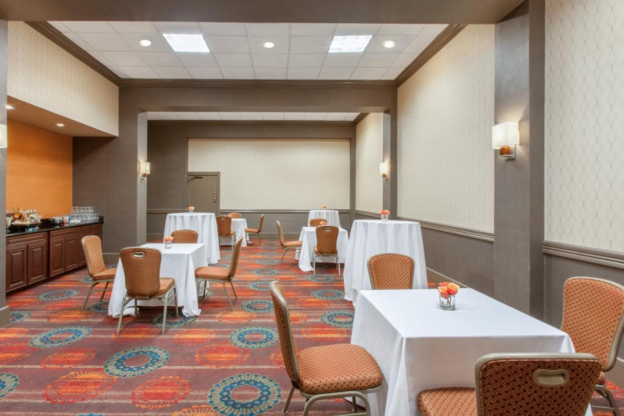 Отель Radisson Dayton Convention Center Экстерьер фото